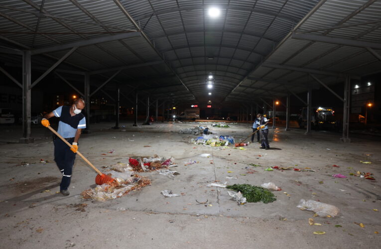 Akdenizde Pazar Yerleri Temizleniyor, Konteynerler İlaçlanıyor