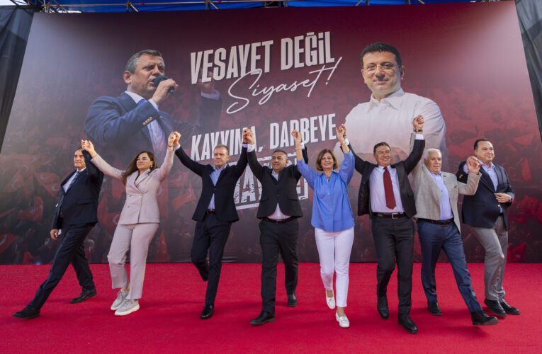 “UMUT EDİYORUM, SABAHIN İLK IŞIKLARIYLA BERABER TÜRKİYE DAHA MUTLU BİR TÜRKİYE OLUR”