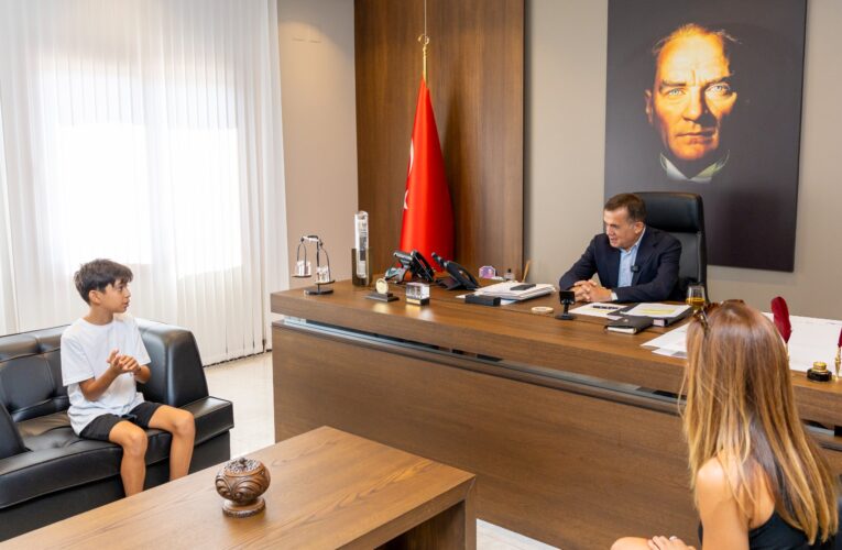 Başkan Abdullah Özyiğit, minik çevreci Aras Kayretli ile buluştu