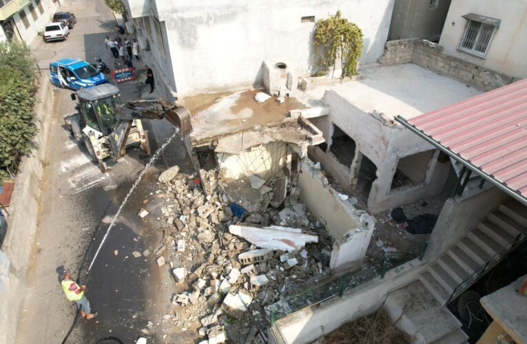 Gündoğdu Mahallesindeki Metruk Binanın Kontrollü Yıkımı Gerçekleşti