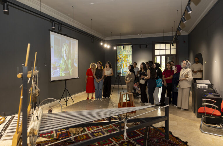 GELENEKSEL İLE MODERNİTENİN BİR ARAYA GELDİĞİ SERGİYİ, MODA TASARIMI ÖĞRENCİLERİ BÜYÜK BİR HAYRANLIKLA GEZDİ