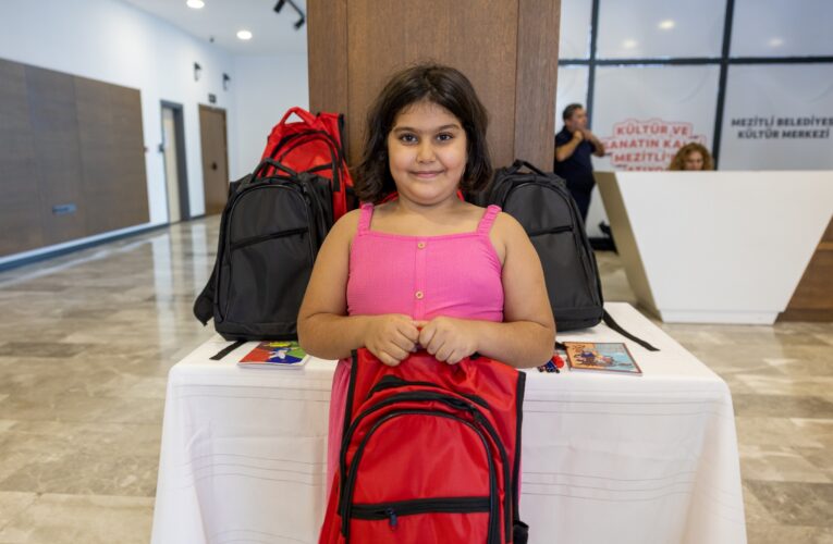 MEZİTLİ’DE ÇOCUKLARIN YÜZÜNÜ GÜLDÜREN KIRTASİYE DAĞITIMI BAŞLADI