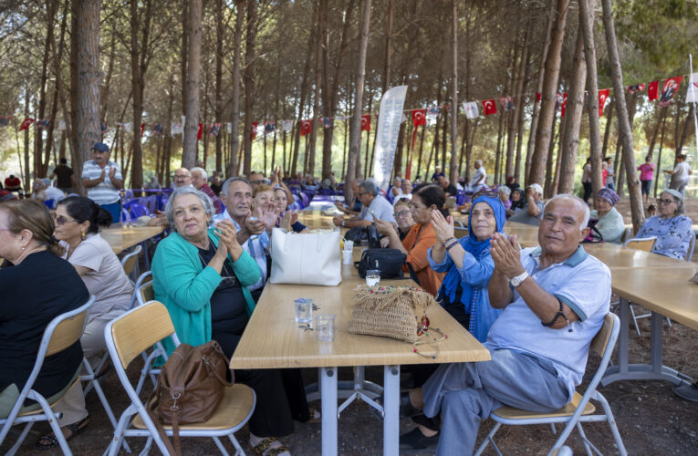 EMEKLİ EVİ ÜYELERİ, GÜLÜMSE ALZHEİMER YAŞAM MERKEZİ ÜYELERİ VE YALNIZ YAŞAYAN YAŞ ALMIŞLAR GÜNLERİNİ KUTLADI