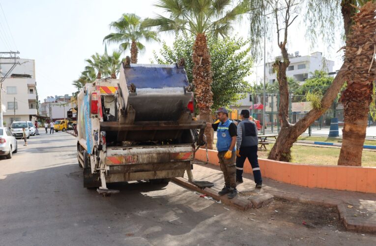 Akdeniz’de Çöp Konteynerleri Yıkanıp Dezenfekte Ediliyor