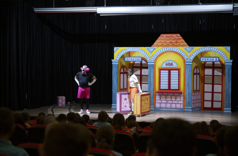 ŞEHİR TİYATROSU, MERSİN’DE TİYATRO SEYRETMEYEN ÇOCUK KALMAYANA KADAR İLÇE İLÇE GEZECEK