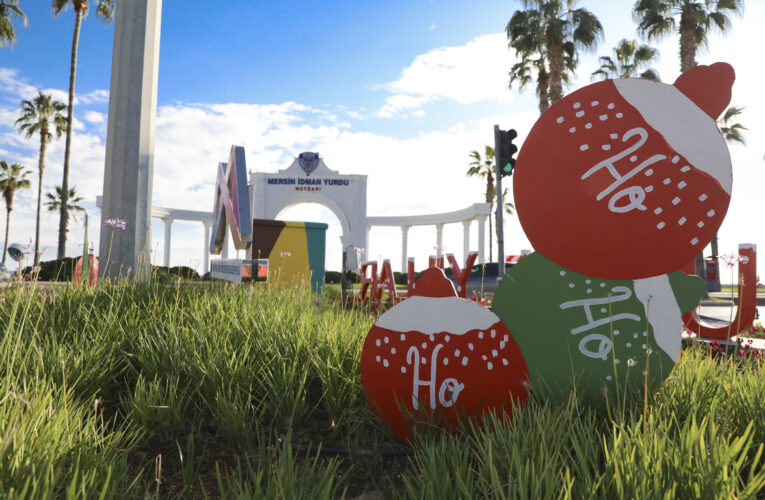 BÜYÜKŞEHİR’İN YENİ YIL TEMALI SÜSLEMELERİ GERİ DÖNÜŞÜMLE HAZIRLANDI