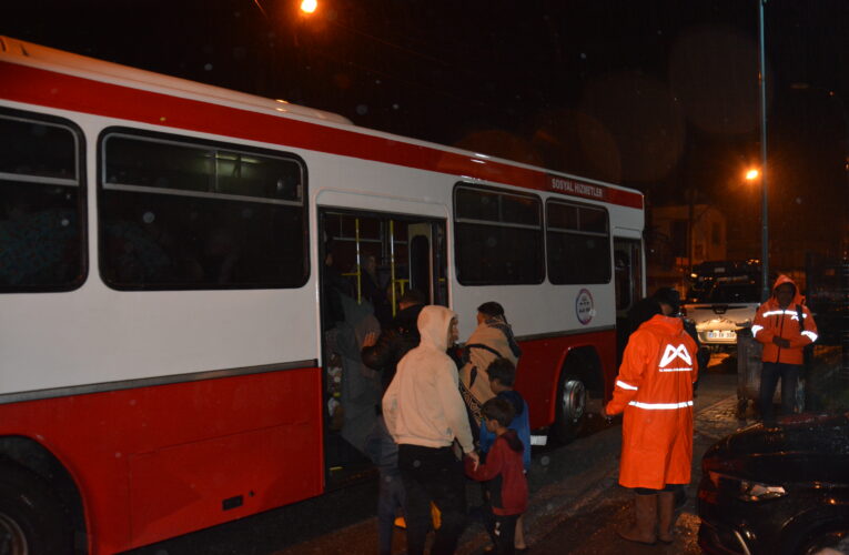 BÜYÜKŞEHİR EKİPLERİ, TARSUS’TA SAĞANAK YAĞIŞ DOLAYISIYLA ONLARCA NOKTADA MÜDAHALEDE BULUNDU
