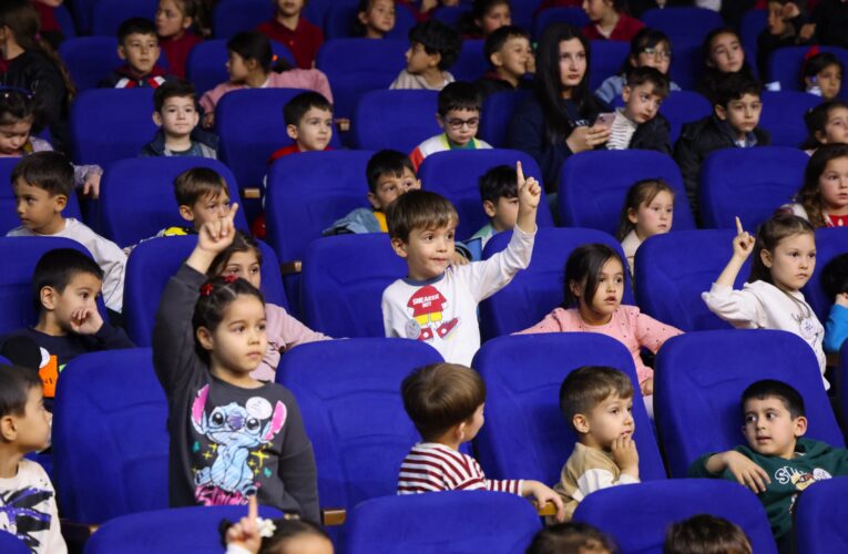 TOROSLAR’DA ÇOCUKLARA “TEKNOLOJİ BAĞIMLILIĞI” TİYATROYLA ANLATILDI